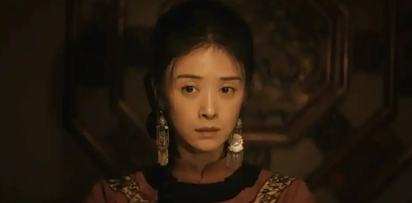 这部电视剧里，这段剧情拍得有点不严谨。《归队》里，抗联战士云虎被挖金人故意制