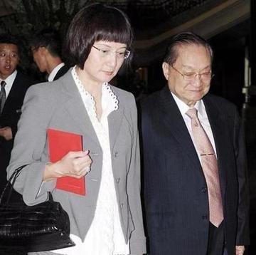 1976年，52岁的金庸爱上16岁女招待，为此他想要和妻子离婚，妻子却说：“可以