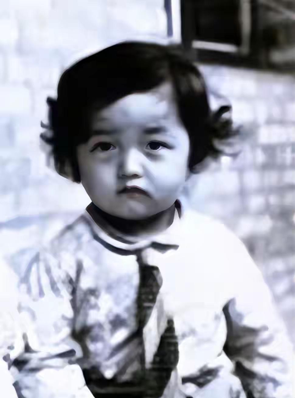 小时候的邹市明很可爱，他老婆给他生了三个可爱的儿子。难怪现在他要支棱起来，三个儿