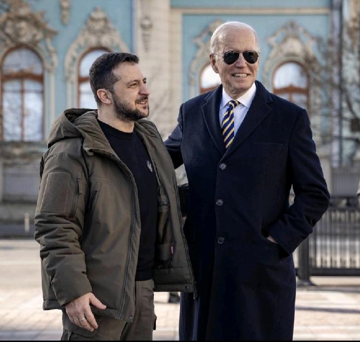 拜登戴着墨镜的样子有点酷，泽连斯基应该先跟拜登学学穿搭风；委屈巴巴的泽连斯基向