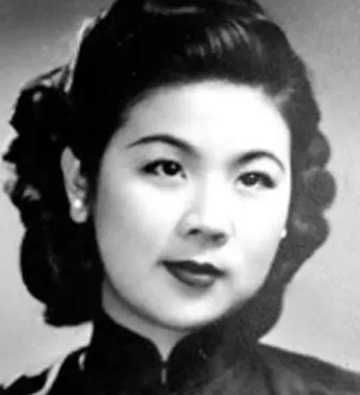 1954年，一富家小姐拿出“私房钱”，对一穷小子说：“你没钱没事，我有！咱们马上