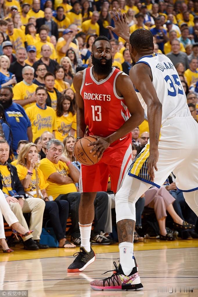 火箭记者:斯通已把交易重心由字母哥转移至哈登火箭随队记者KellyIko最新