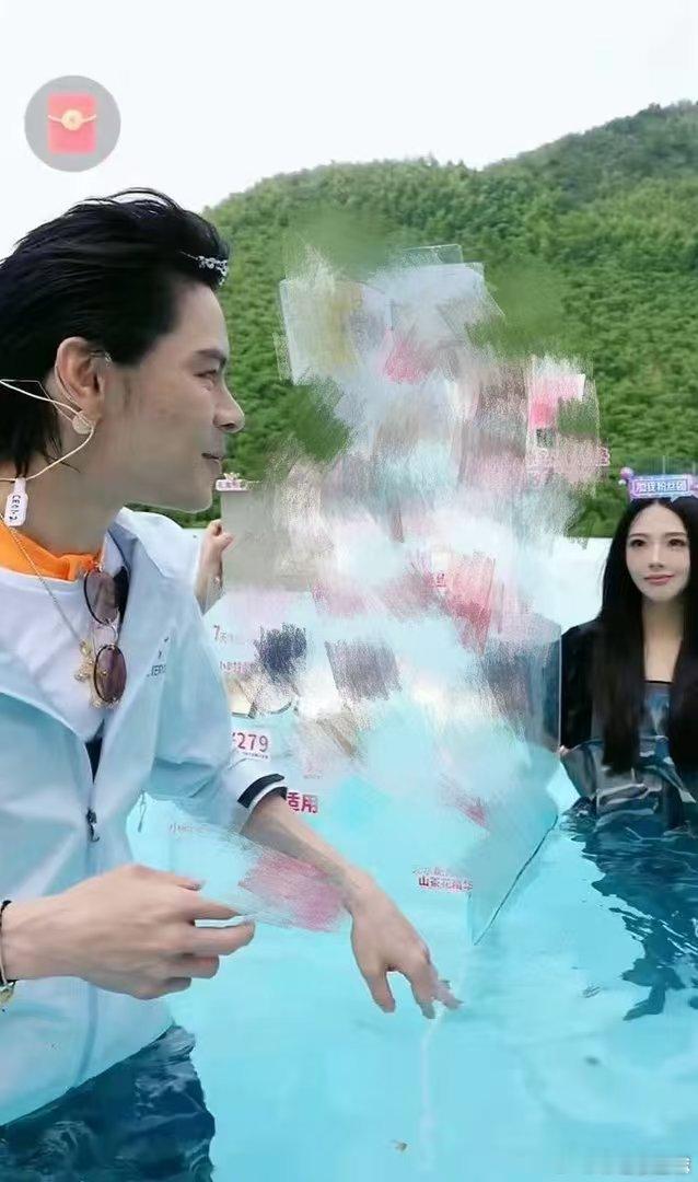#向佐助播撞脸郭碧婷#救命，向佐直播间这助播是真实存在的吗？站在向佐旁边，恍惚间还以为看到了郭碧婷本