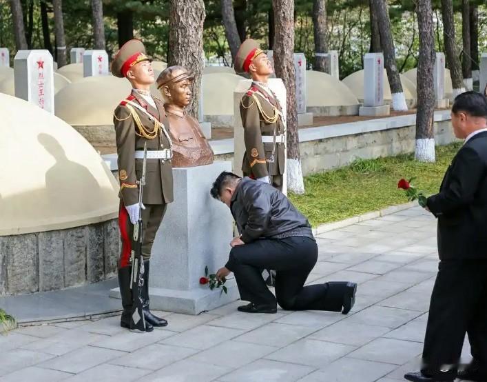 金正恩单膝跪地，给毛岸英烈士献花……2025年10月24日，朝鲜劳动党总书记、