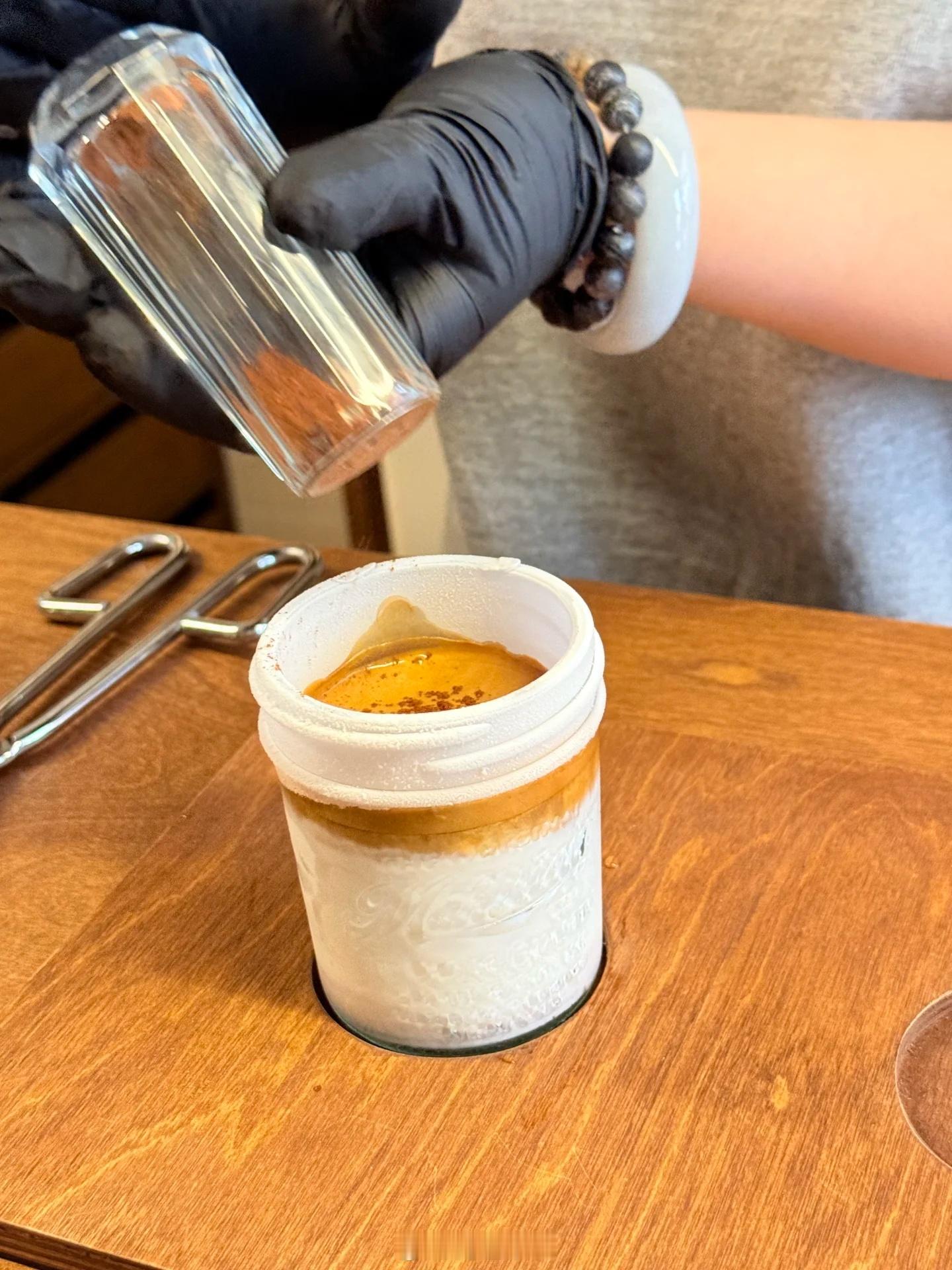 上海多人暴雨中排队喝零下80度咖啡杯子是零下80度的，牛奶倒进零下80度的杯子后