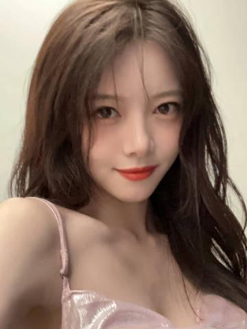 给LPL美女主持解说排名，你认可吗？第一名：骆歆（只玩尬的）第二名：余霜（知性大