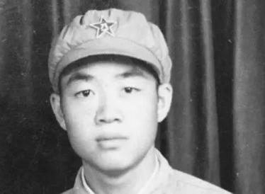 1951年，朝鲜战场，一新兵正擦大炮，突然瞅见，美军阵地有顶奇怪的帐篷。他咬牙跺