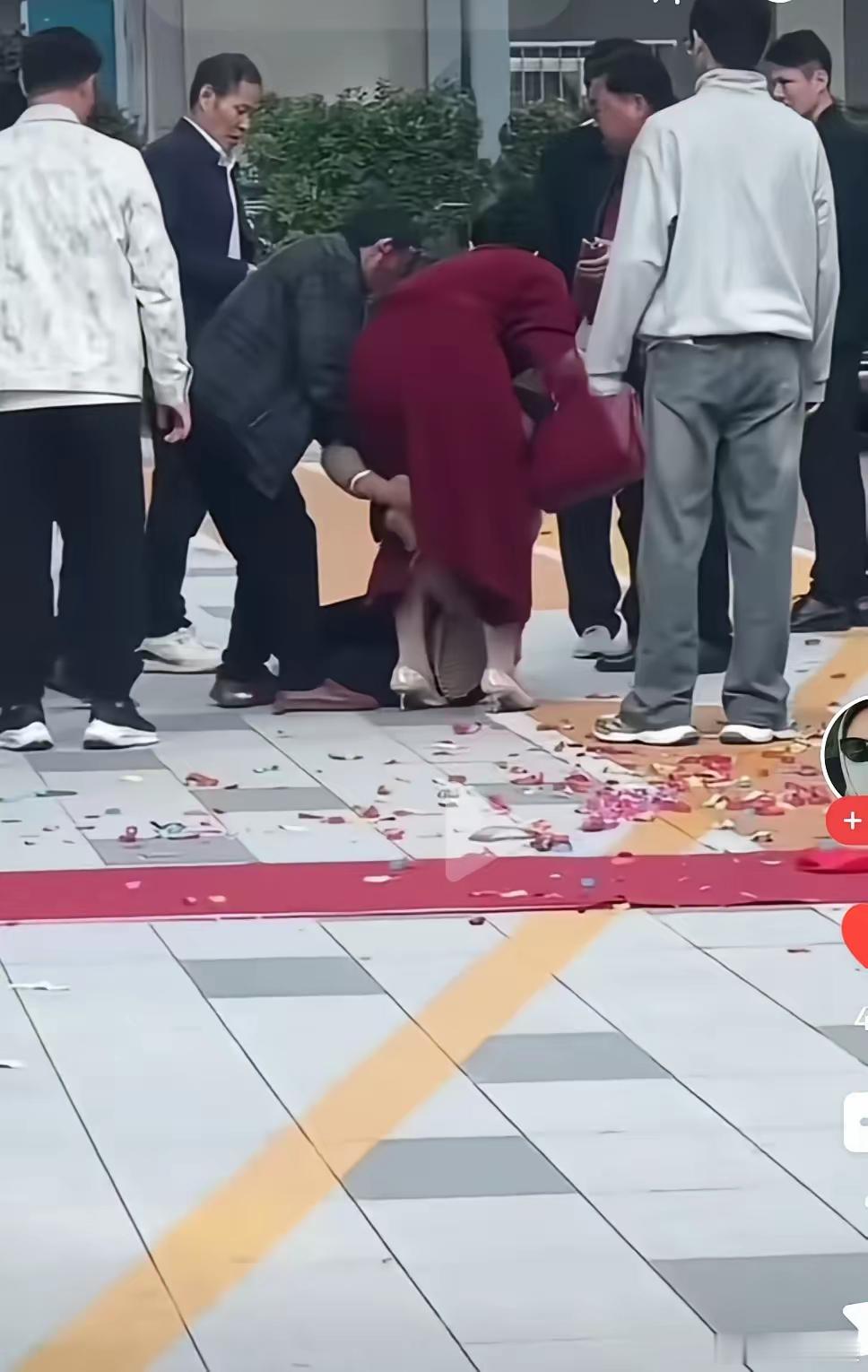 这不能不引起公愤。欠人400多万,还给儿子结婚买车买房,自己打扮的皇后似