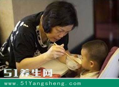 宝宝右眼竟被“面粉”弄瞎, 奶奶的一个举动, 婆媳关系从此决裂!