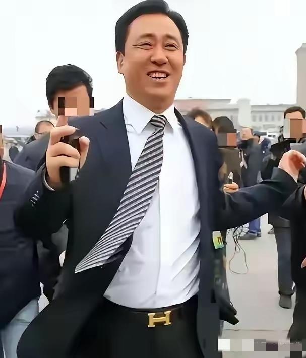 进去前意气风发，进去后满头白发。瞧，怎连眉毛都白啦？上半辈子享帝王待遇，
