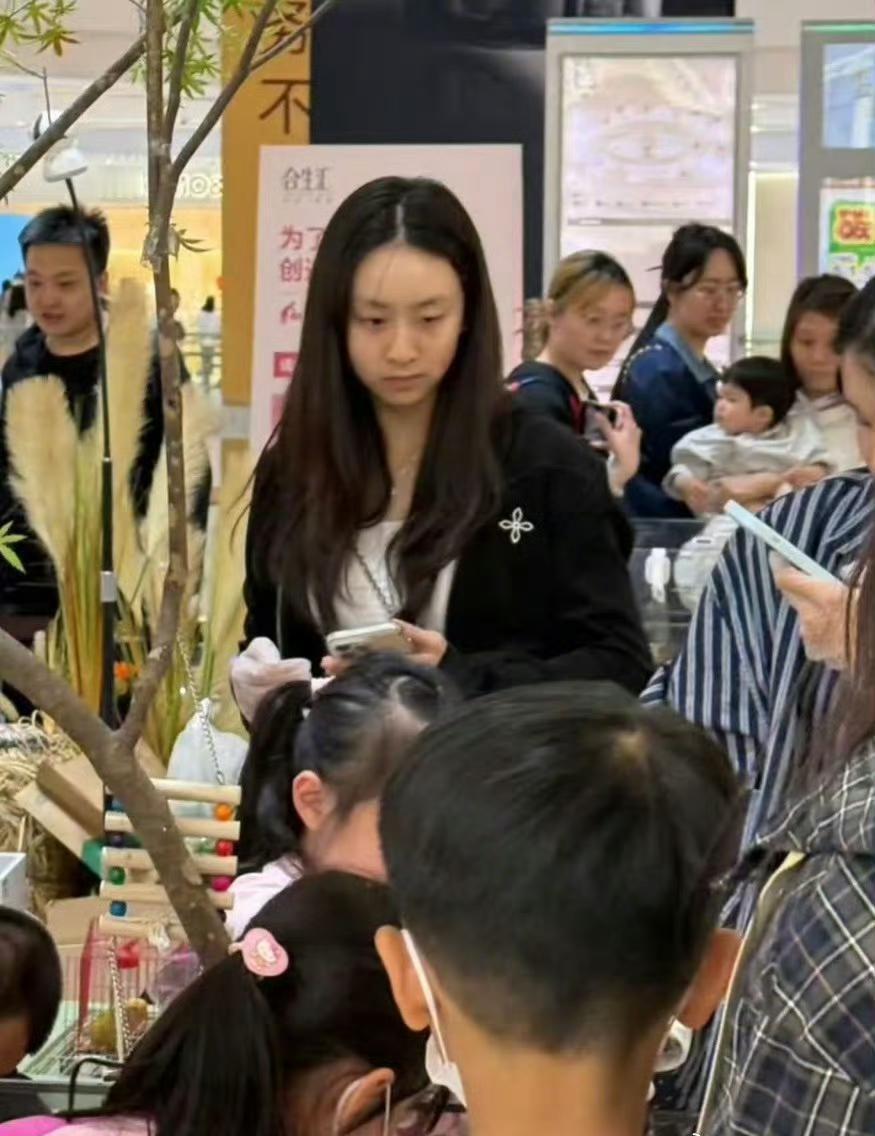 北京偶遇森蝶逛街，17岁的她又长漂亮了不少。最重要的是她的下巴后缩明显得到改