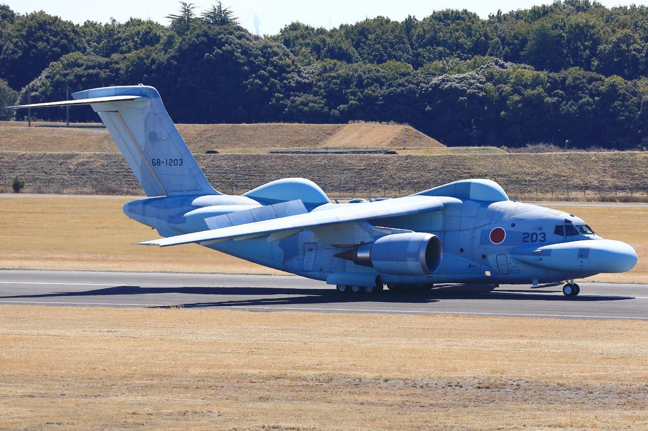 3月16日，日本川崎重工改装的C-2SOJ飞机在岐阜机场进行地面滑行测试。顶