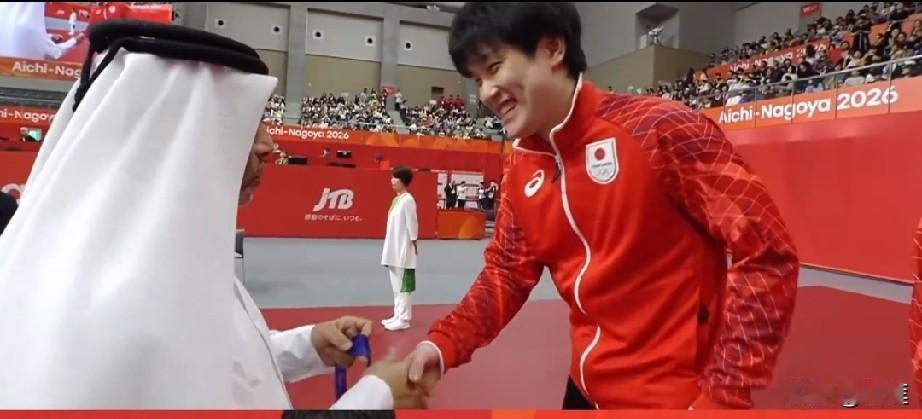 张本智和与颁奖嘉宾热聊起来了！这小子的英文真好，隔着屏幕感觉到说的很流畅，对