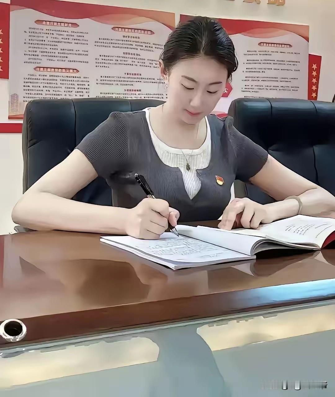这个美女，不但年轻漂亮，而且办事情十分认真，如果我没有猜错，她在单位里，一定是个