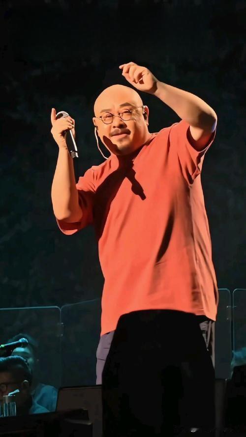 刀郎乌鲁木齐开唱太疯了！歌迷包飞机骑车来，酒店订空不涨价，却有人泼冷水：热度撑不