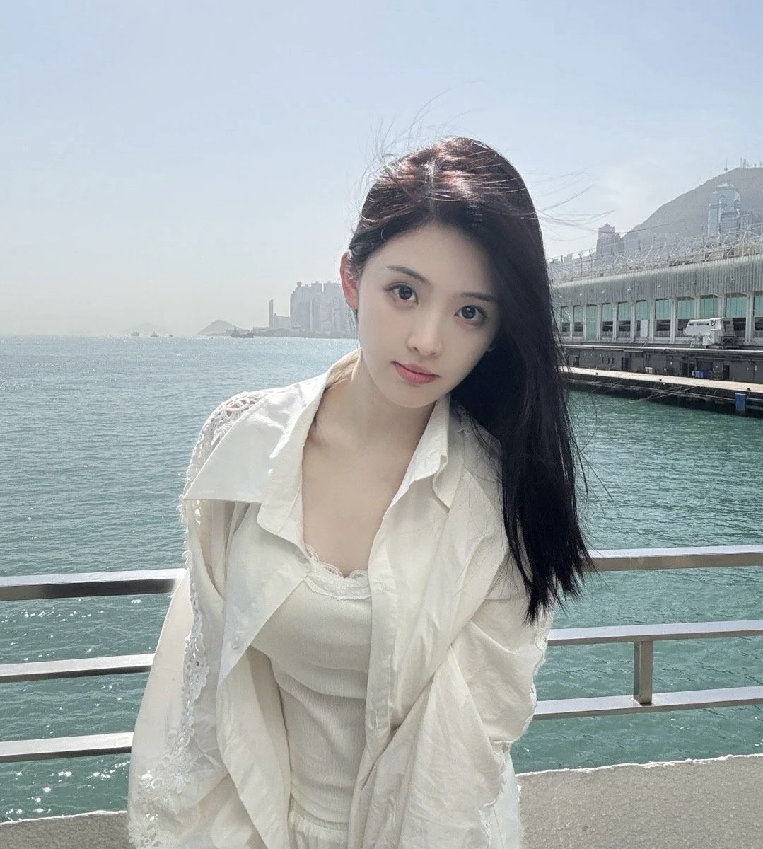 这才是“都市氛围感美女”的正确打开方式吧？不是硬凹的精致，是白裙搭...