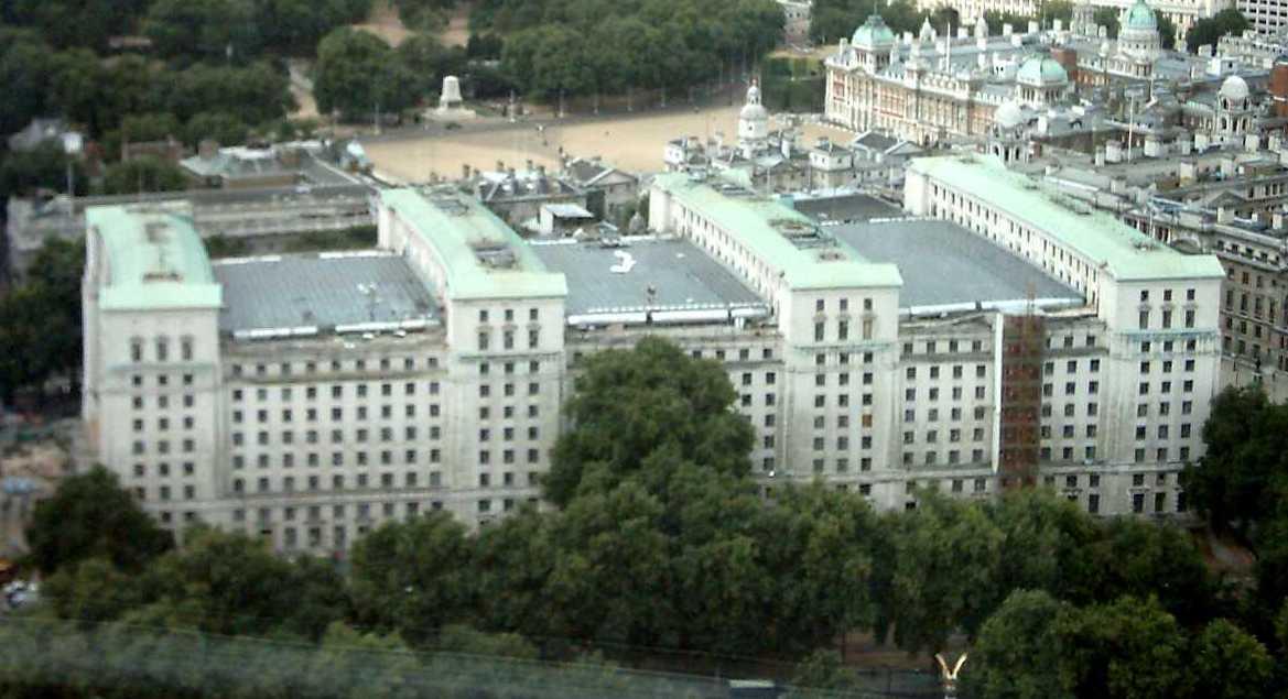英国也是没辙了当地时间14日，英国国防部发表声明称，英国海军当天拦截了一艘试图