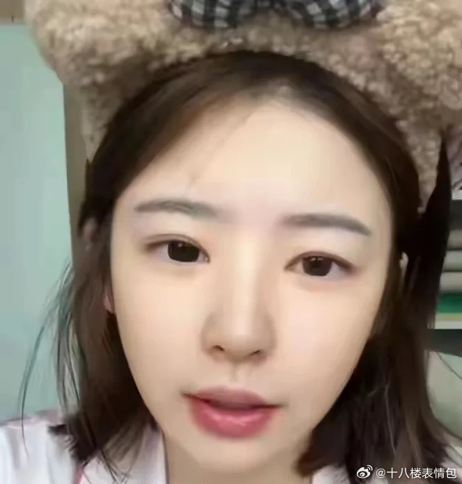 网友爆料：网红黄一鸣因宠物狗未牵绳与路人发生冲突，争执中说“我是百万网红”“我要