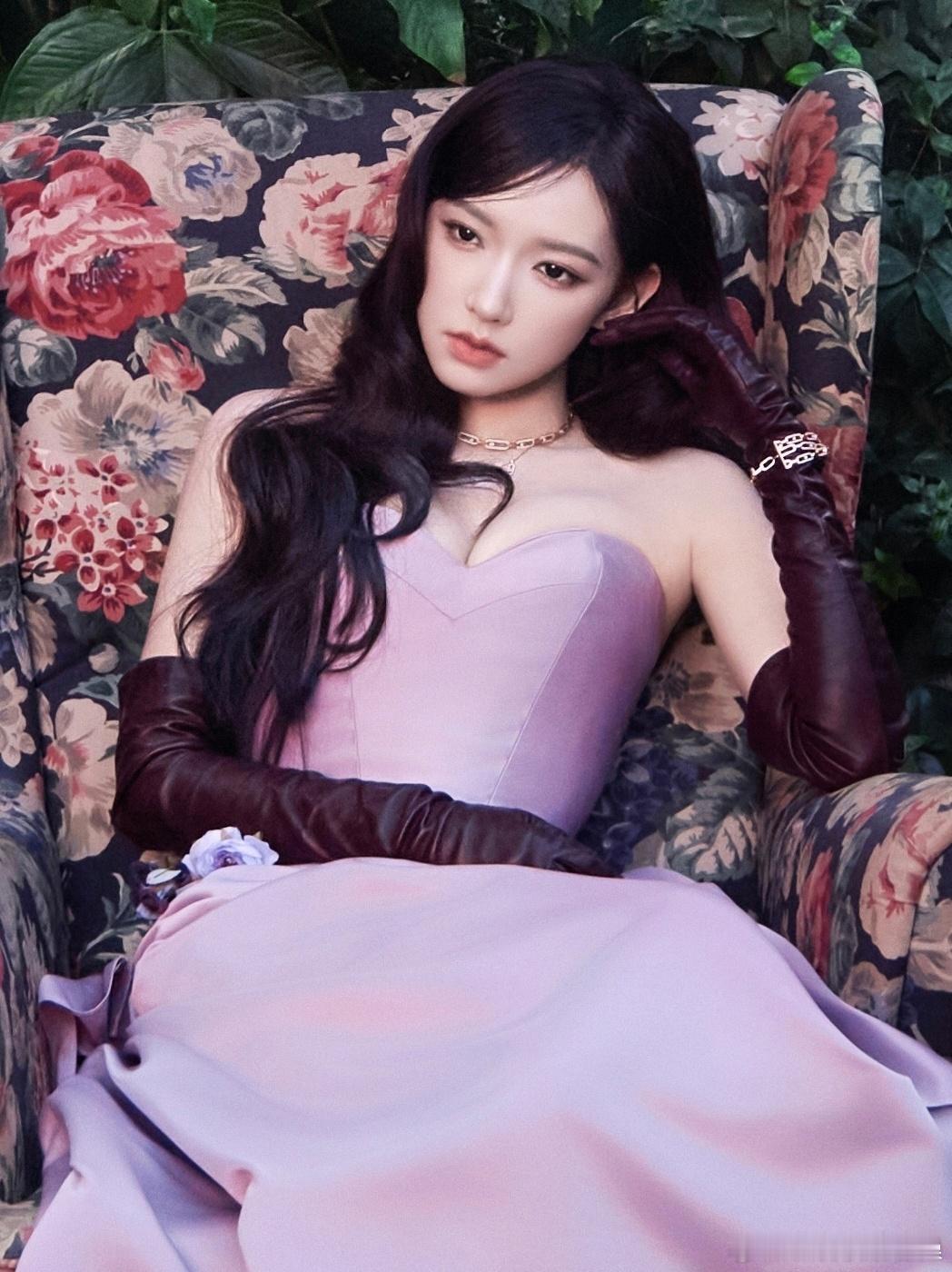 程潇最新物料，首届代言人影响力盛典定妆照出图看得出她是公主👸