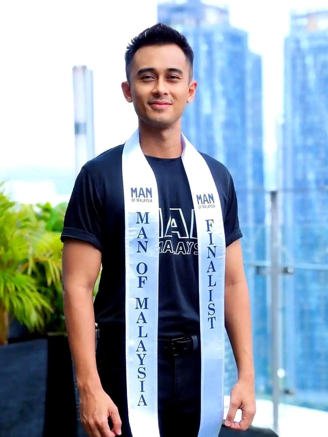 亚航重庆航班上那个戴着“马来西亚先生”绶带的空少，有后续了。当时不是说他因为“