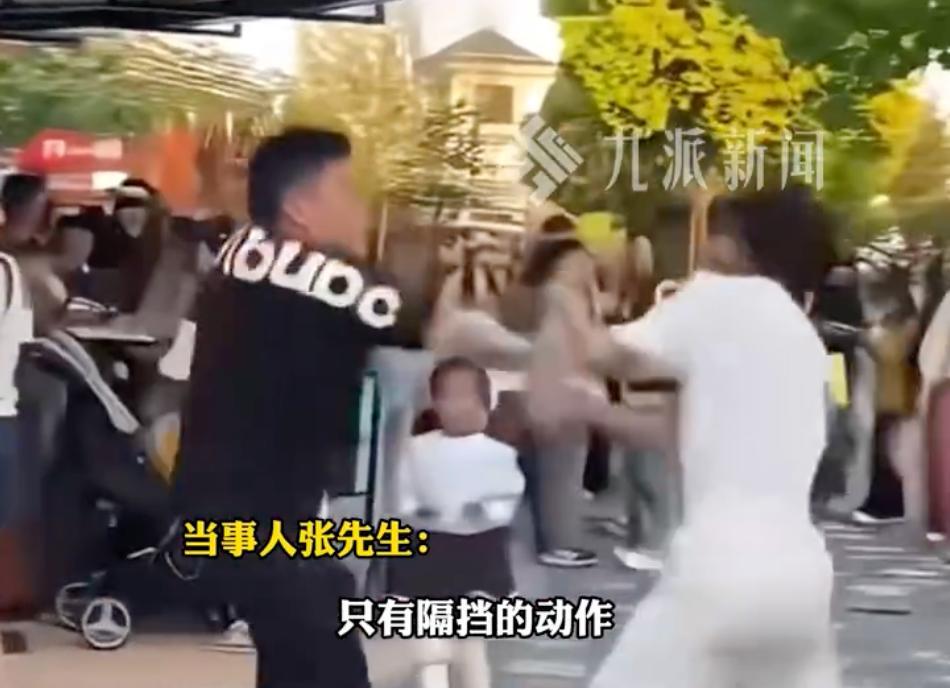 没天理了！上海，一名小伙在某主题乐园游玩时，好心劝阻一名男子在人群密集的餐厅门口