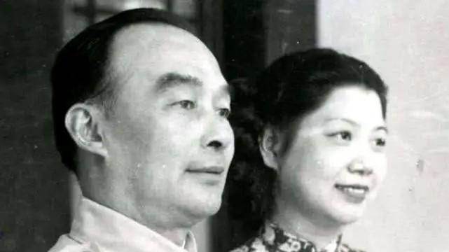 1949年12月10日，蒋介石乘飞机离开成都后，胡宗南对参谋长罗列发牢骚说：“