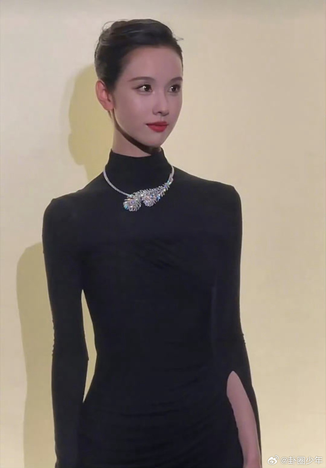 陈都灵大光明盘发造型大光明盘发彻底衬出陈都灵的温婉大气无多余发丝修饰干净利落自带