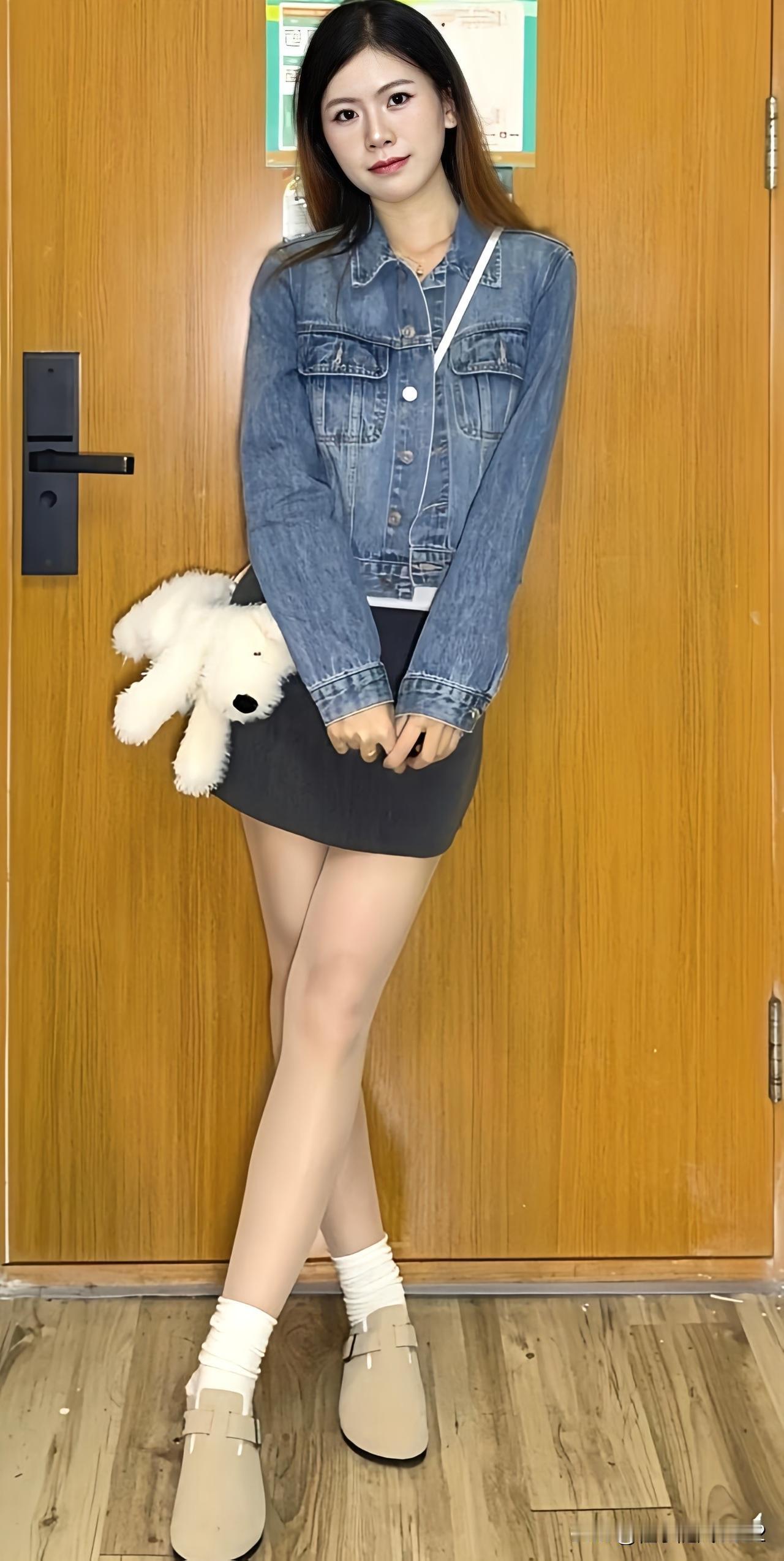 牛仔外套+短裙，搭配小白鞋，青春活力满满