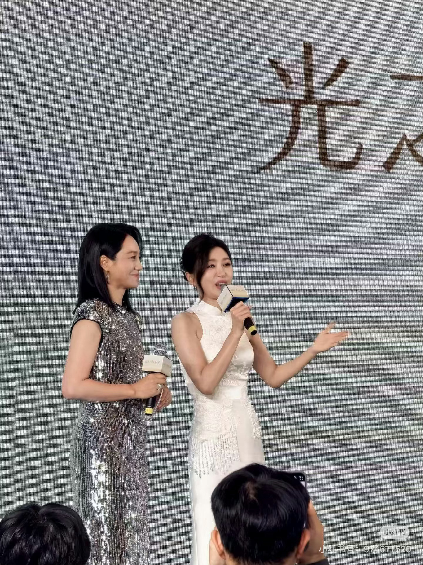 当秦岚穿旗袍秦岚穿旗袍最美的女人秦岚一袭白旗袍，立领藏风骨，流苏摇风情，把东方美