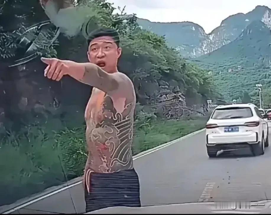 纹身男肠子都悔青了[无奈吐舌]！！他开着一辆没有牌照的奥迪车，想强行加塞。没有想