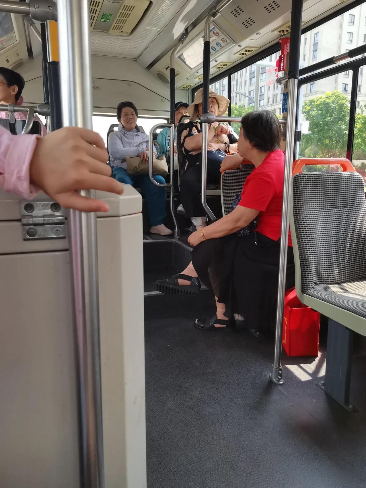 怪不得公交越来越萎缩了！看看公交都是哪些人在坐！坐标苏州，今天带着孩子想去寒山