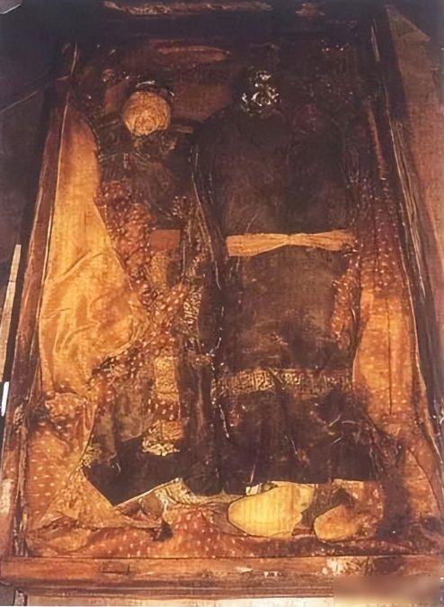 1988年5月哈尔滨挖出了一座850年前的金代古墓，一口棺木中躺着男女两具遗骸，