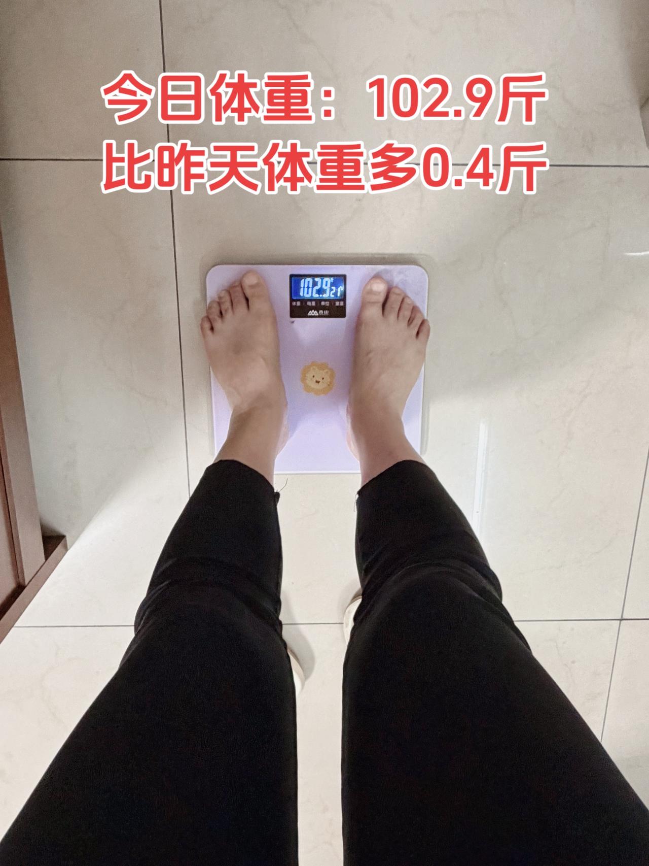 自律减脂健康餐，目标95斤，加油今日减脂早餐：全麦面包+煎蛋+番茄+牛奶