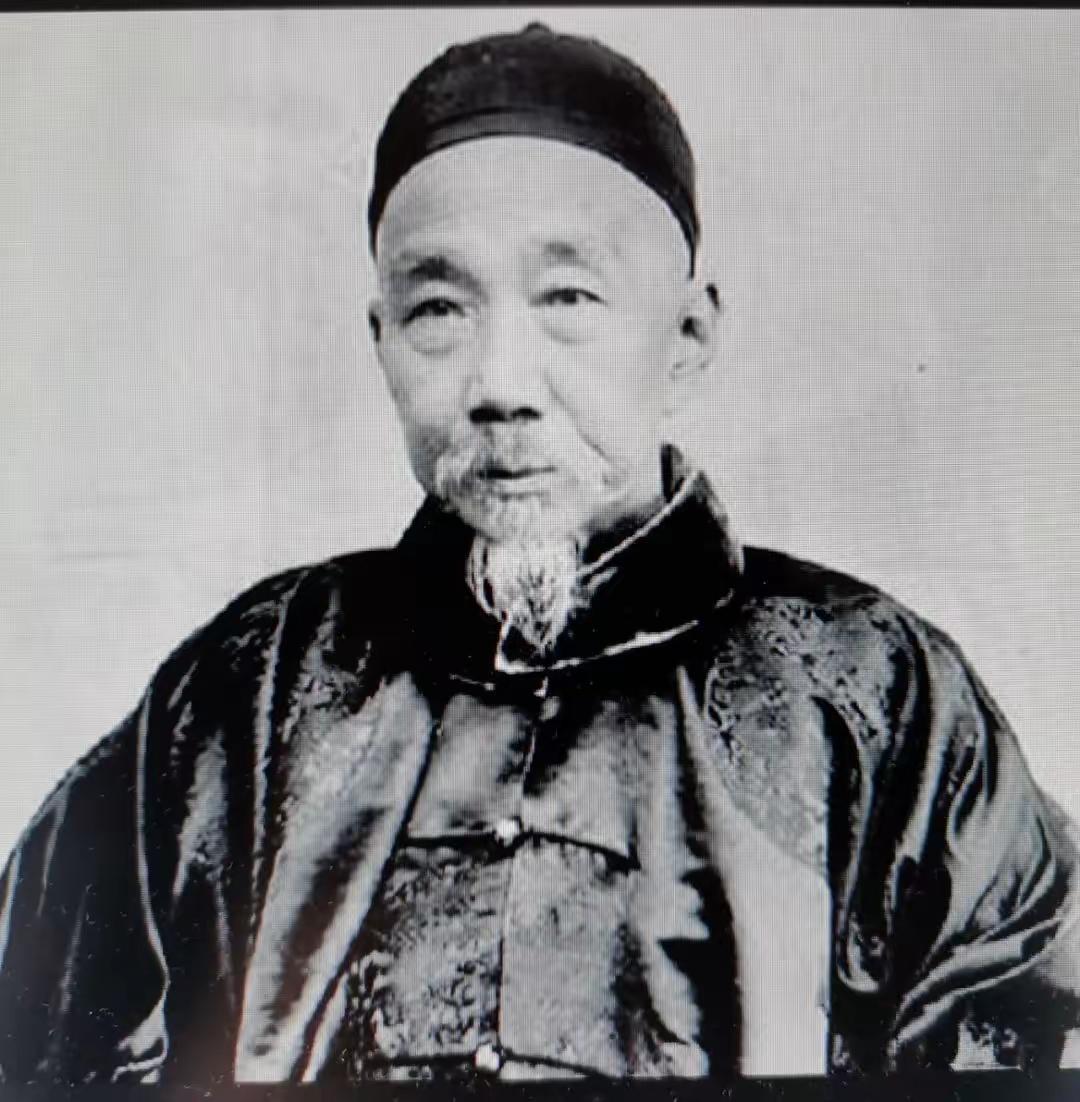 陈独秀的二叔很有钱，可惜没有子嗣。他怕自己死后财产后继无人，所以派两个伙计去北京