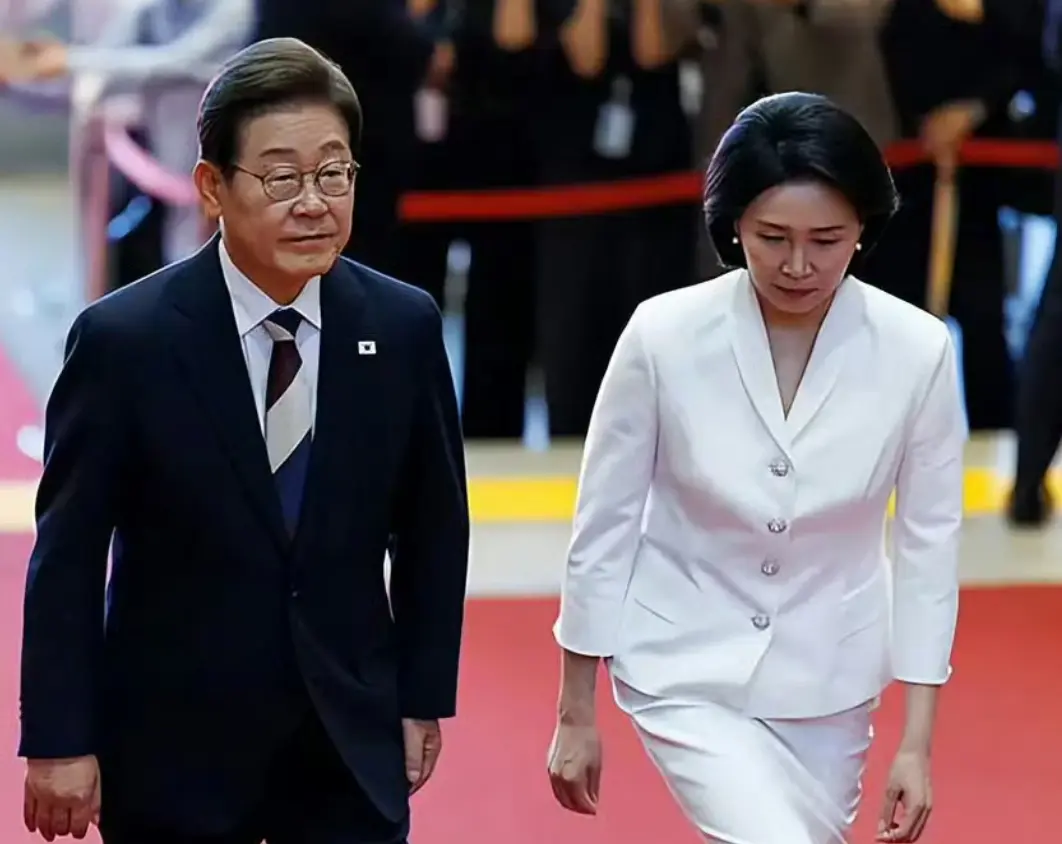 李在明上任，58岁的夫人金惠景作为新任第一夫人，首次公开亮相