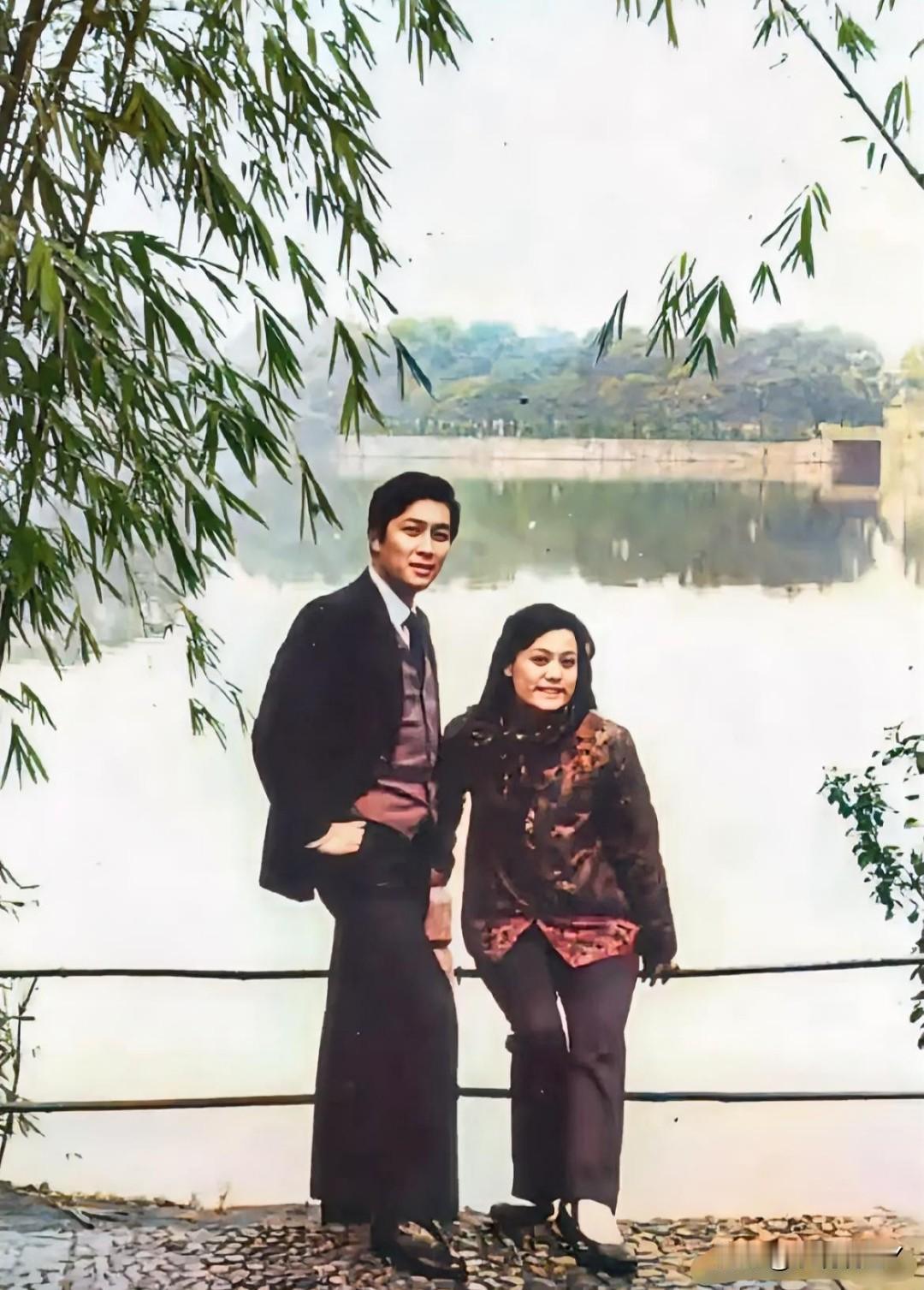 上世纪80年代，唐国强年轻时与一位女子在湖边的留影老照片，年轻时候的唐国强是真的