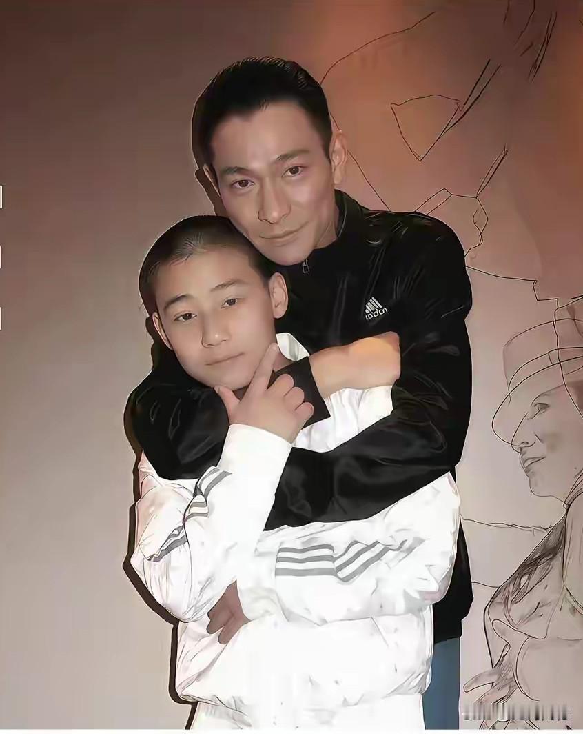 刘德华20年前的照片，那时候的他，40多岁，相当的帅气，与他合影的这个男孩，据说