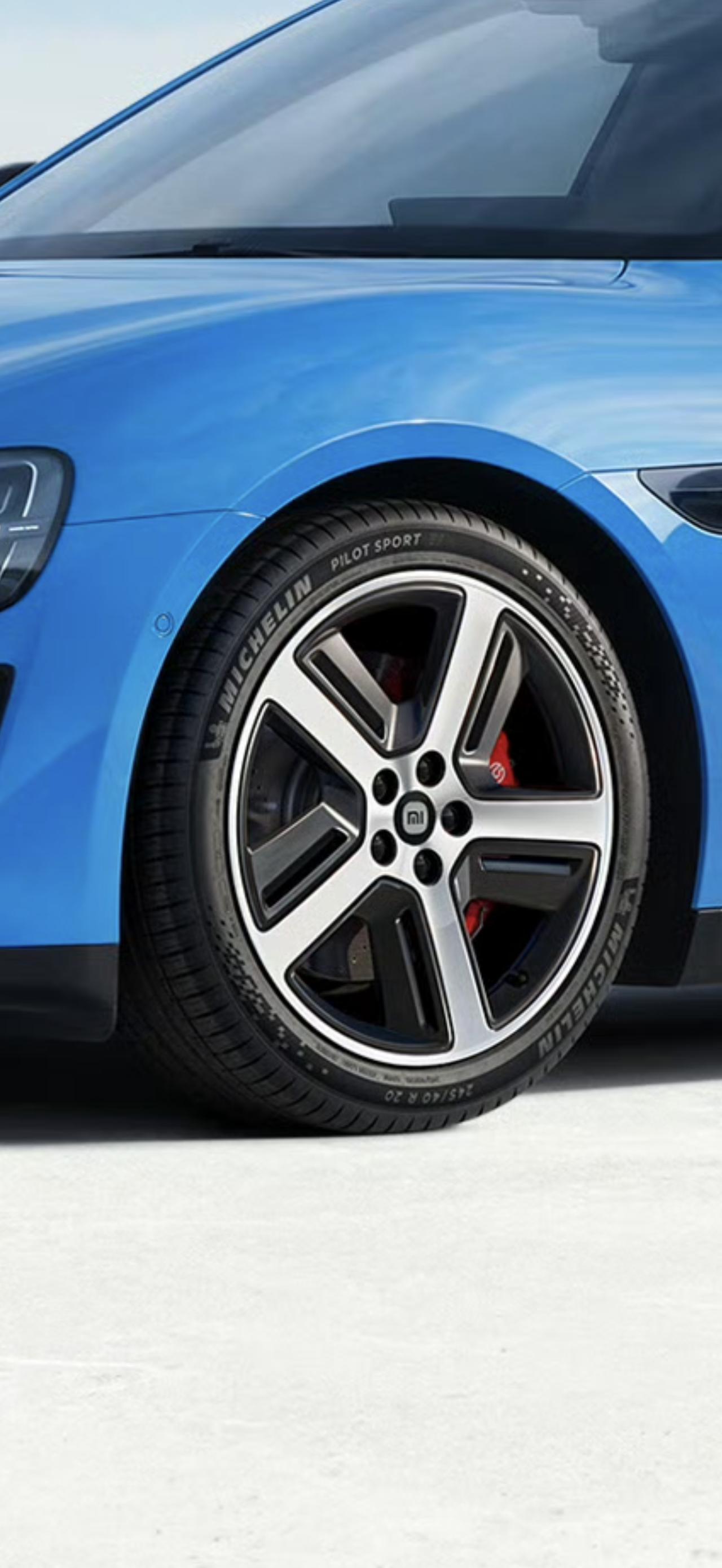 放大海报看轮胎细节，可以看出前胎规格是米其林24540R20，后胎也是。不清