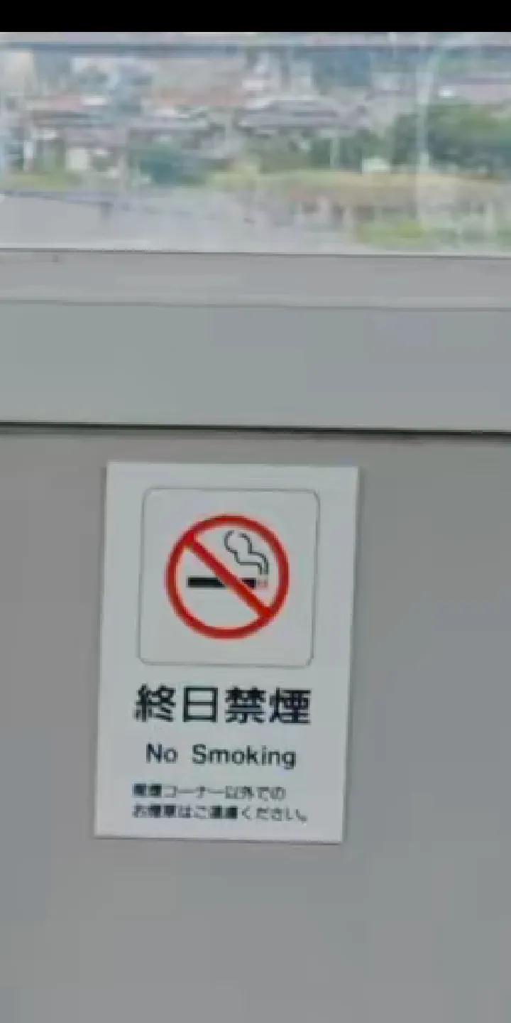 三个月前的一天，我在办公楼的走廊上遇到已经退休二十多年的老局长，他的身体状况还好