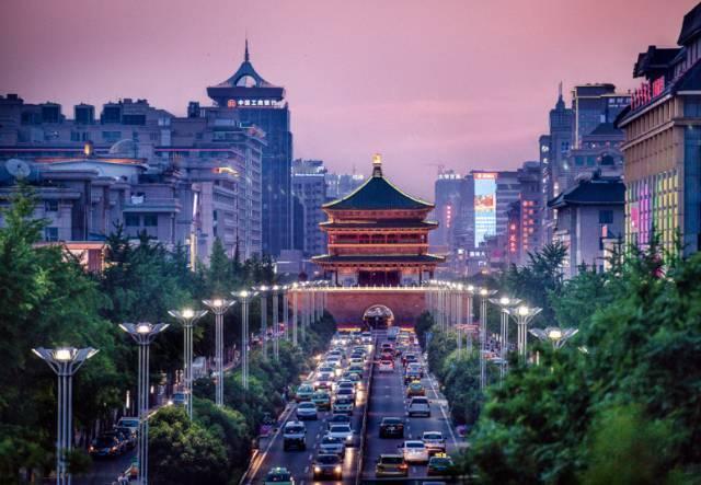 2015年11月，西安二手房均价6491元；2016年11月，西安二手房均价6