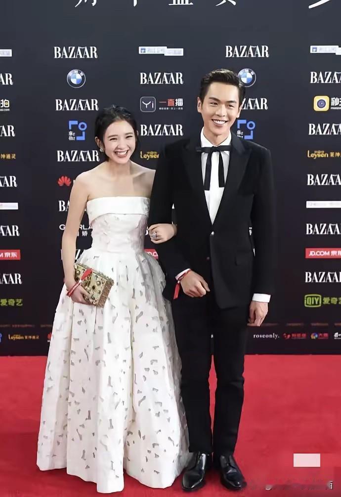 一点也不相信当年他们是因为开车时出的小擦挂，而互相认识，后来还走进了婚姻的殿堂，