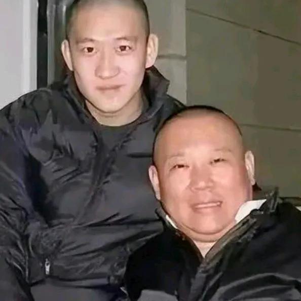 郭德纲亲师弟郭晓小揭秘曹云金和郭德纲的关系！刚刚郭晓小直播时表示：曹云金拜师郭德