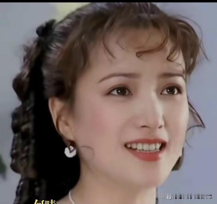 三位古典美女里，颜值最高，气质最完美的是何晴，她自信优雅美丽大方，很有韵味，非常