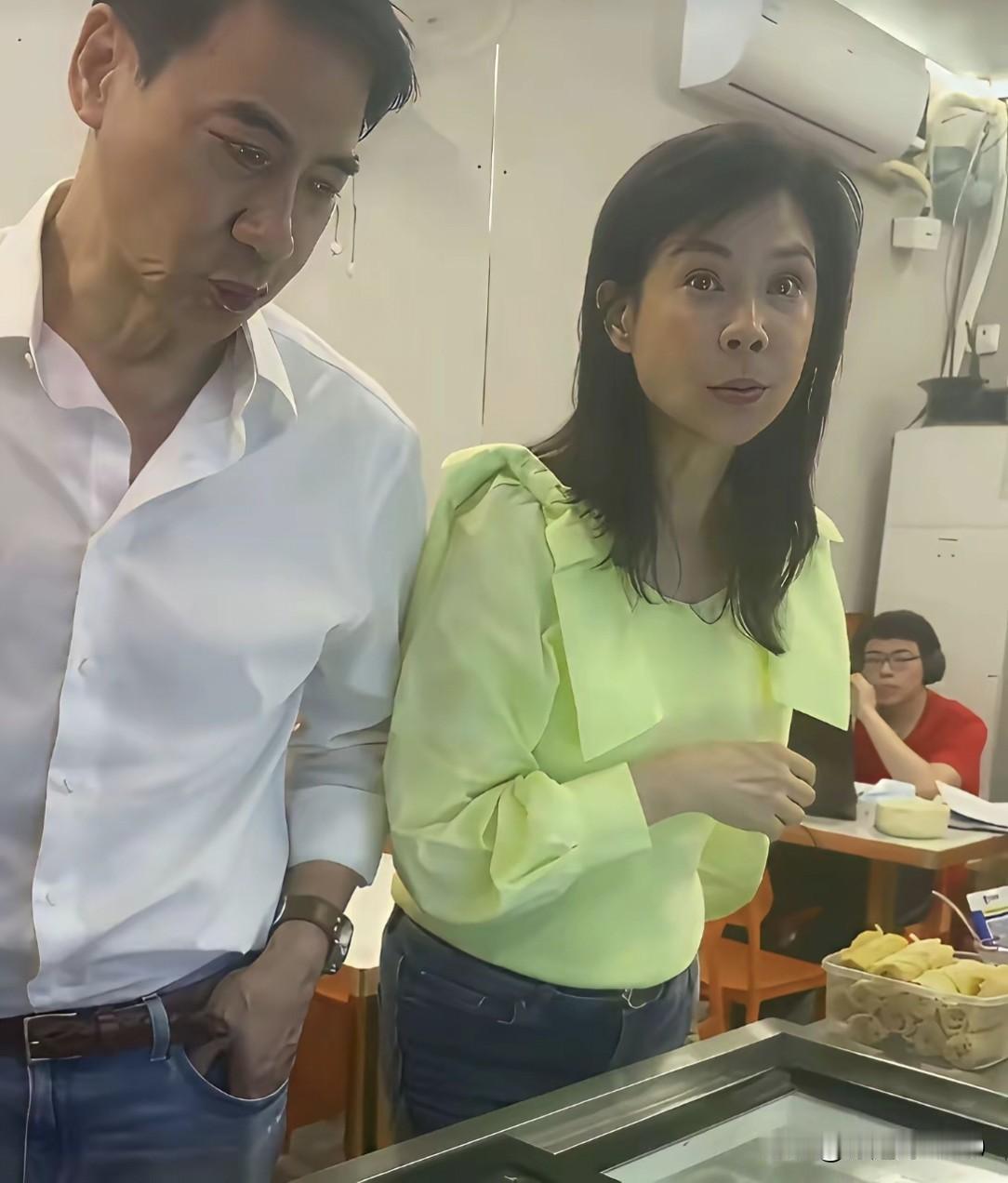 俞小凡年轻时长得特别漂亮，翁家明年轻时也是一位大帅哥，明明夫妻俩都是高颜值，但是