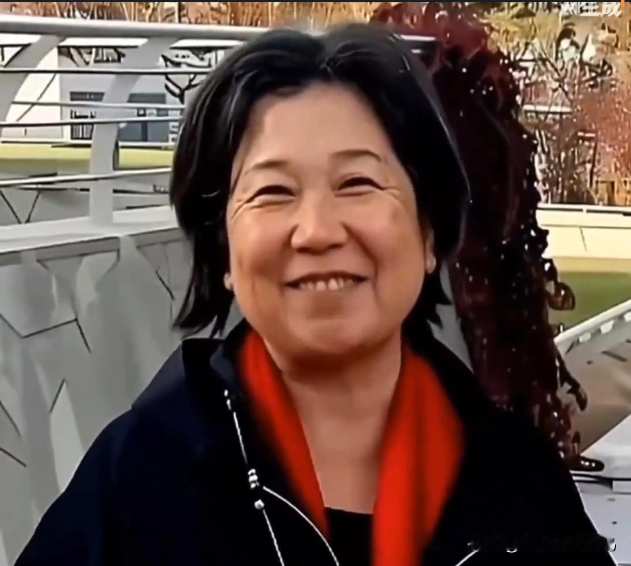 躺嫂又出来给大娘不去718会议找借口了。她说：大娘身体不好，坐不了车，这也就算了