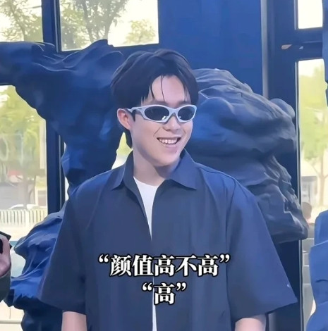 主持人：你们说楚钦颜值高不高？球迷：高！这一句异口同声的呐喊声吧头哥整害羞了。