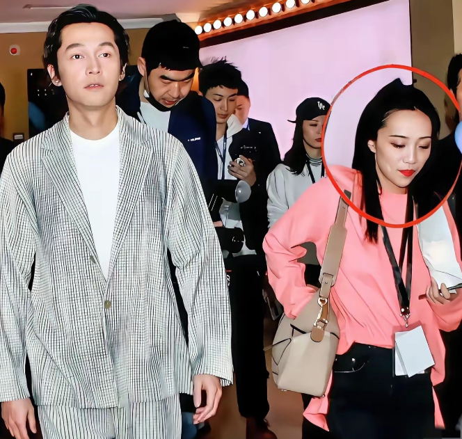 胡歌娶了经纪人黄曦宁与相恋多年的江疏影相比，胡歌的眼光也不怎么样啊，换作是