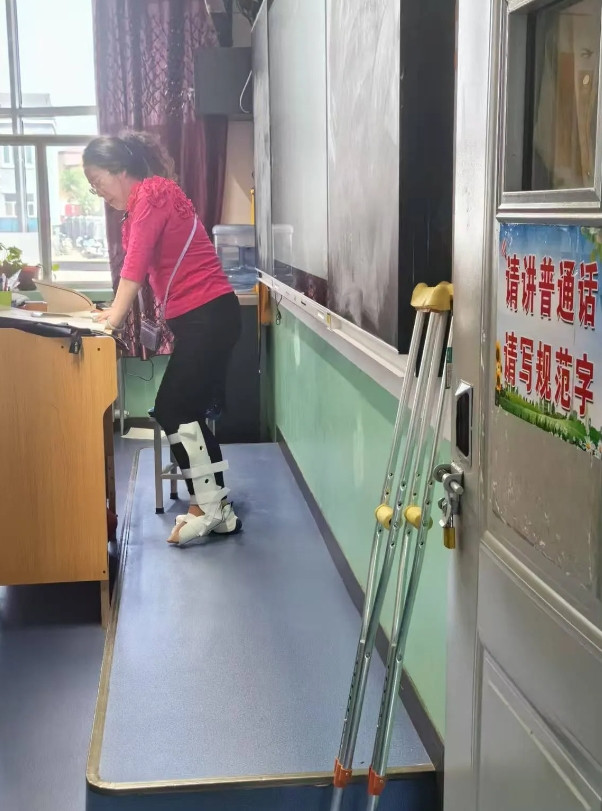 近来学校的一位老师火了，她在校期间因下楼梯不小心踩空了，一下从四楼滚到了三楼，当