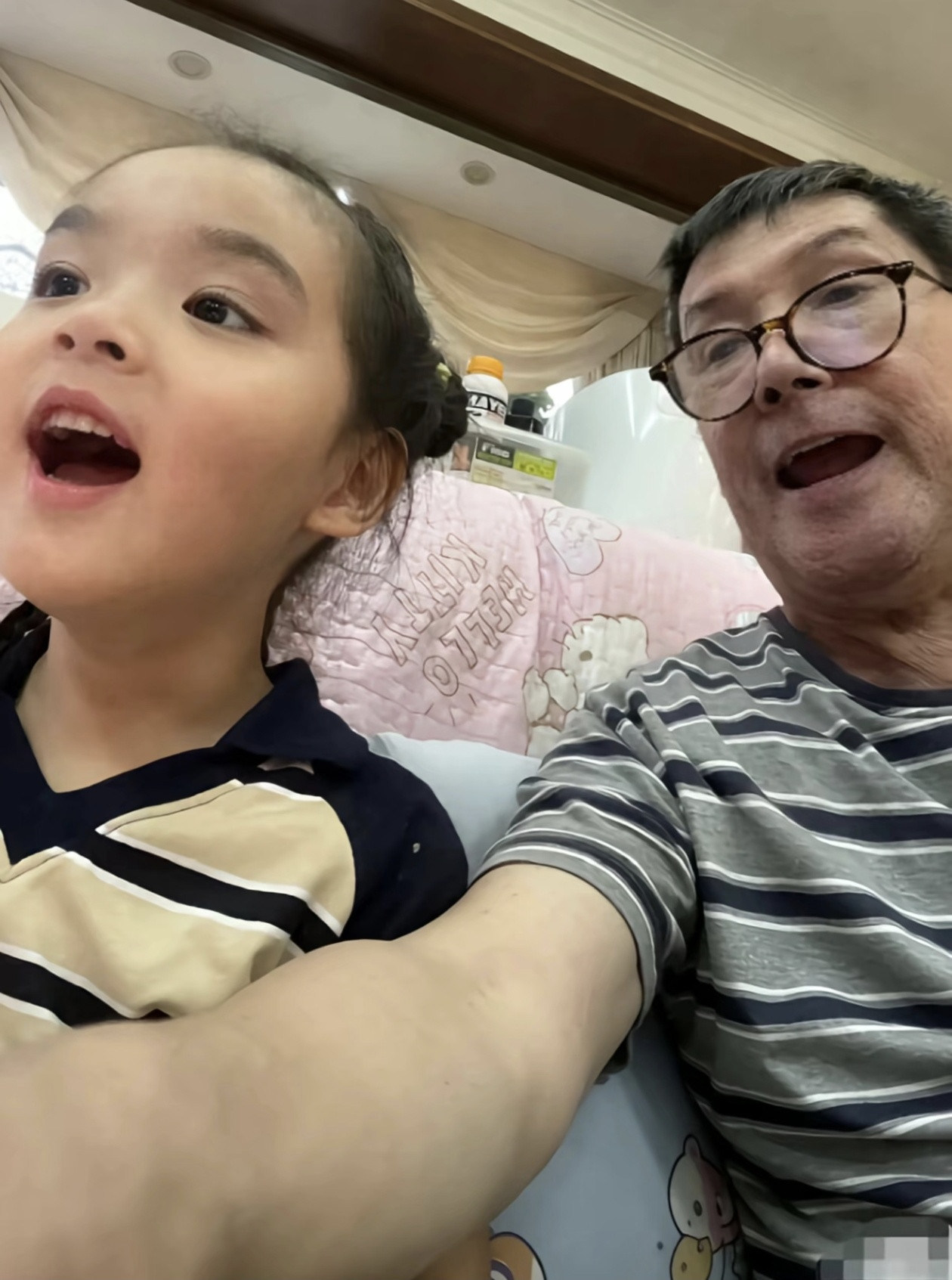 郭碧婷爸爸晒出4岁外孙向笙的合照，网友看完集体炸锅，说孩子眉眼间全是向佐的影子，颜值却比向佐好看10