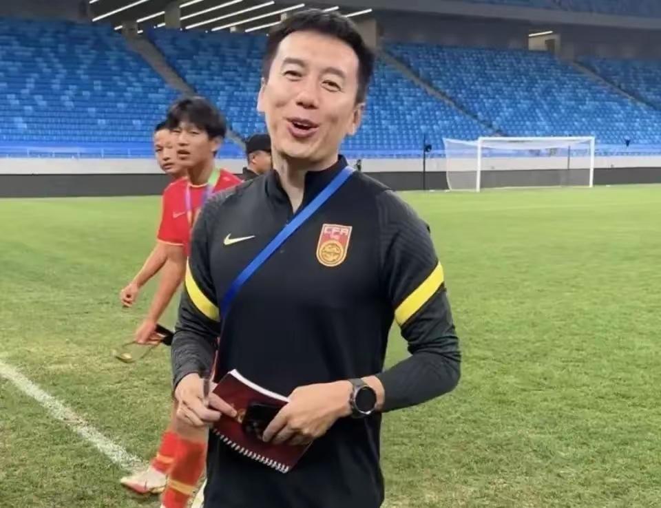 国少对阵科特迪瓦赛后的现场视频，赛后16岁小将刘凯源只找裁判理论，助理教练李壮飞